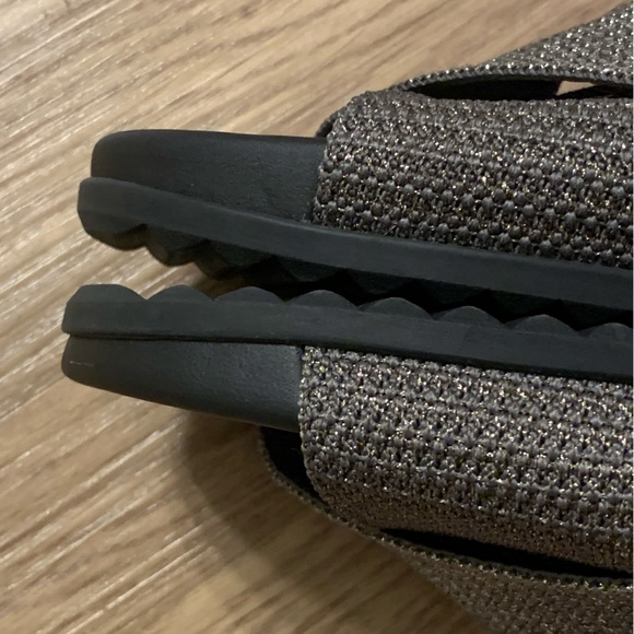 Rothys The Weekend Slide Washable Sandals in Silver Sand Size 7 - Picture 8 of 14